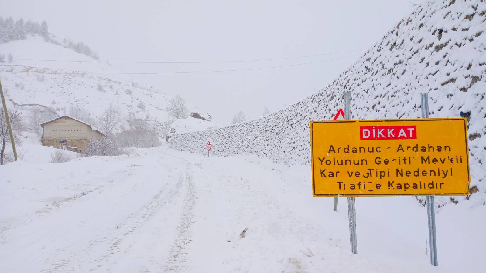 Artvin ve ilçelerinde etkili olan kar yağışı nedeniyle 127 köy yolu ulaşıma kapandı